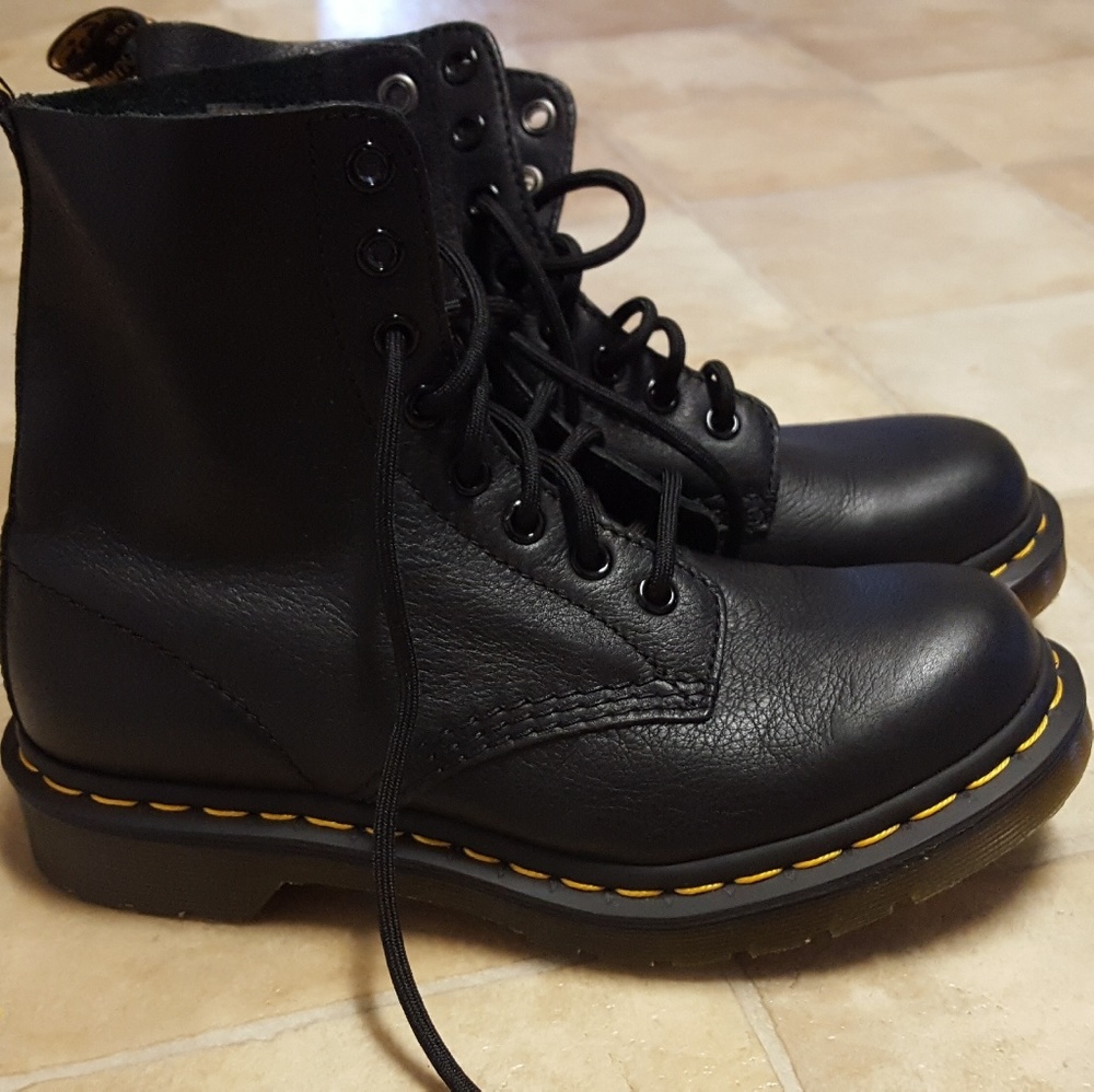 Dr. MARTEN'S women's size 6 black